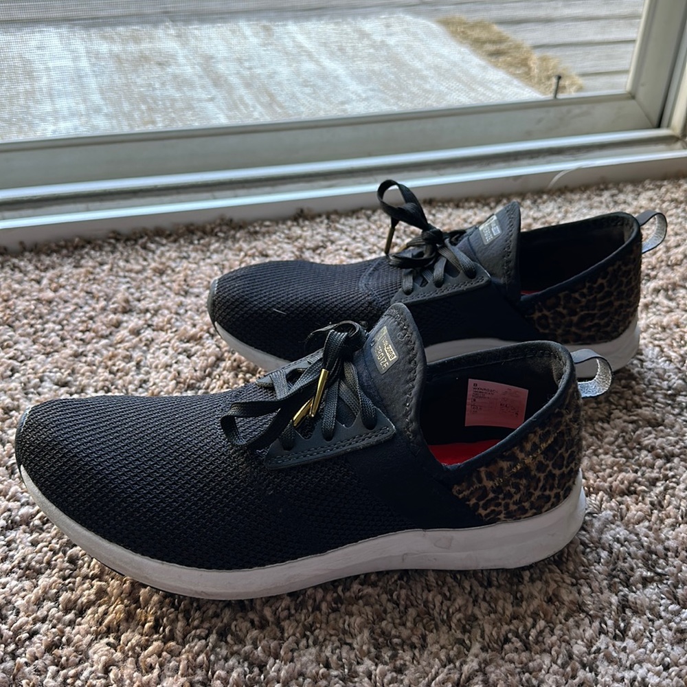 New balance tennis shoes